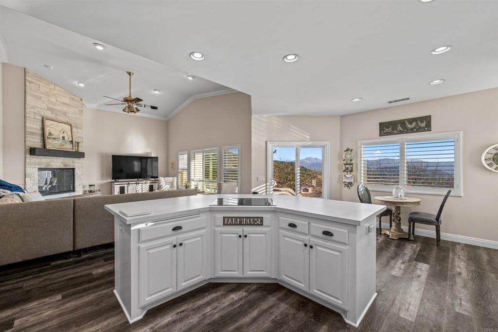 2136 Camino Christina