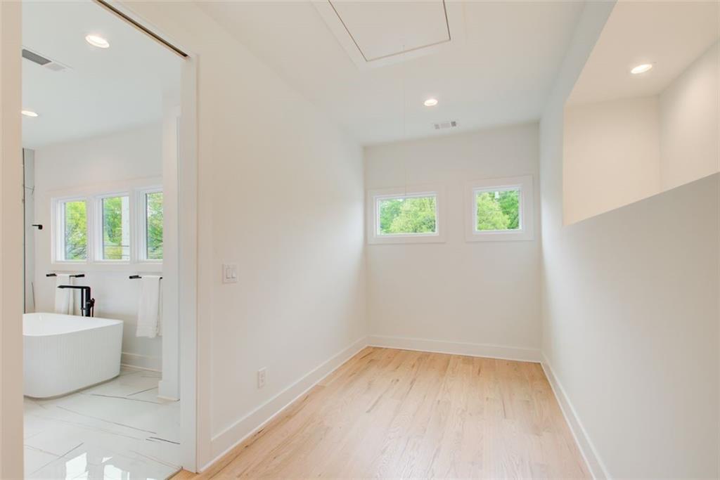 1142 Boulevard Drive NE