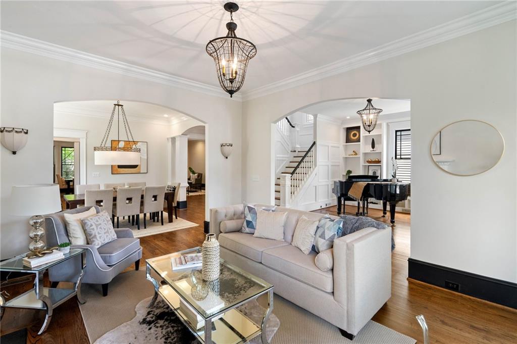 34 PEACHTREE Circle NE