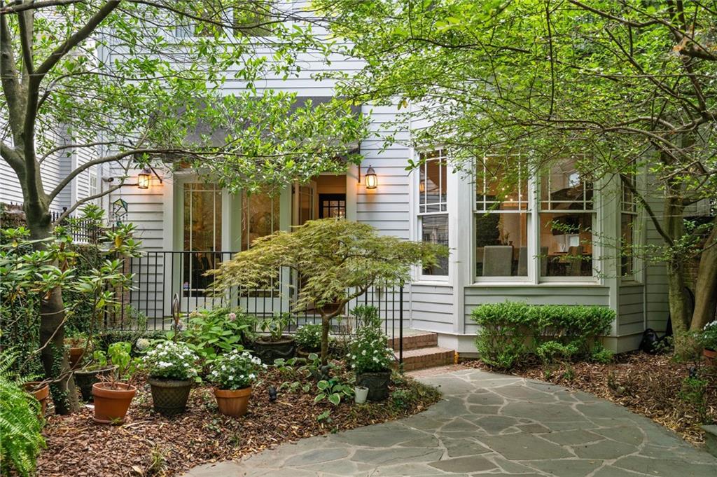 34 PEACHTREE Circle NE