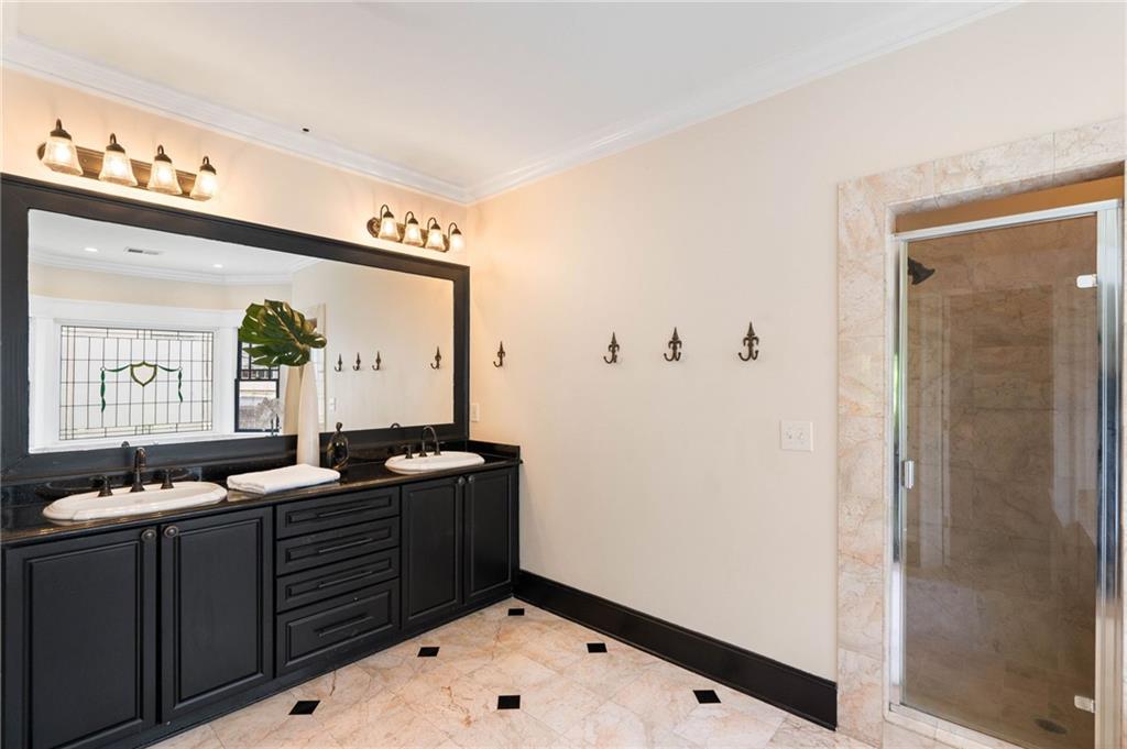 34 PEACHTREE Circle NE