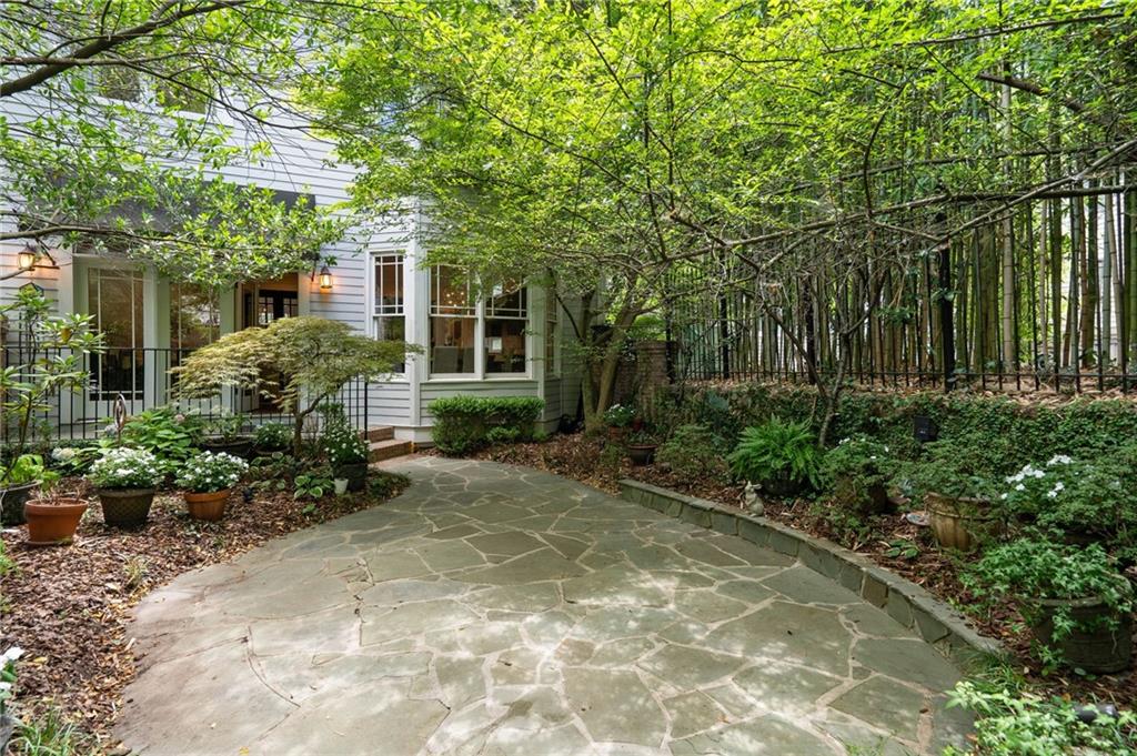 34 PEACHTREE Circle NE