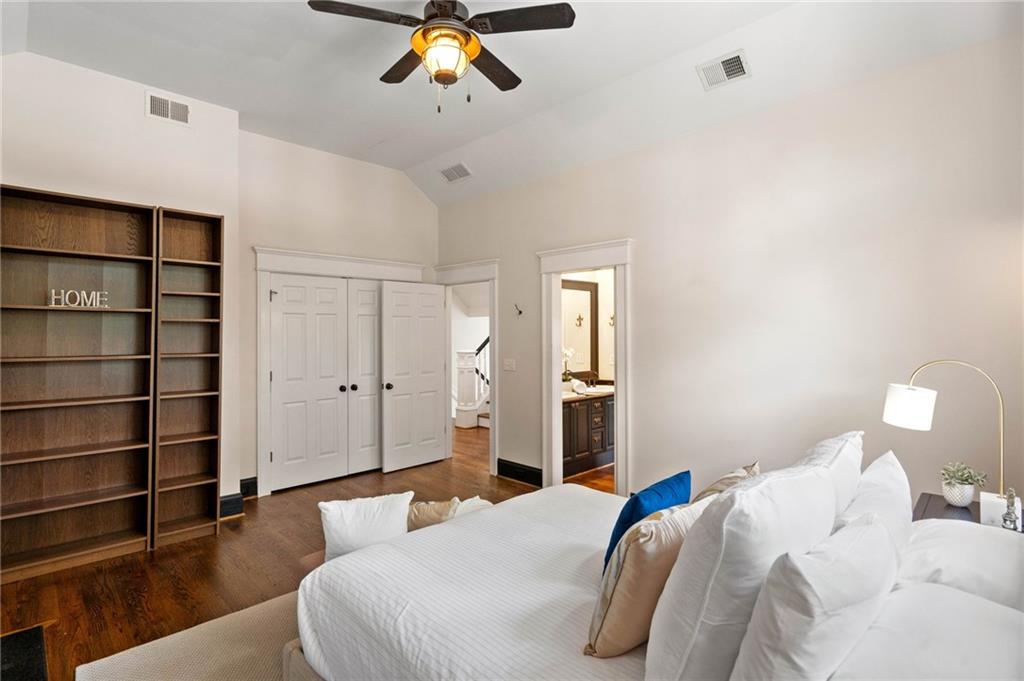 34 PEACHTREE Circle NE