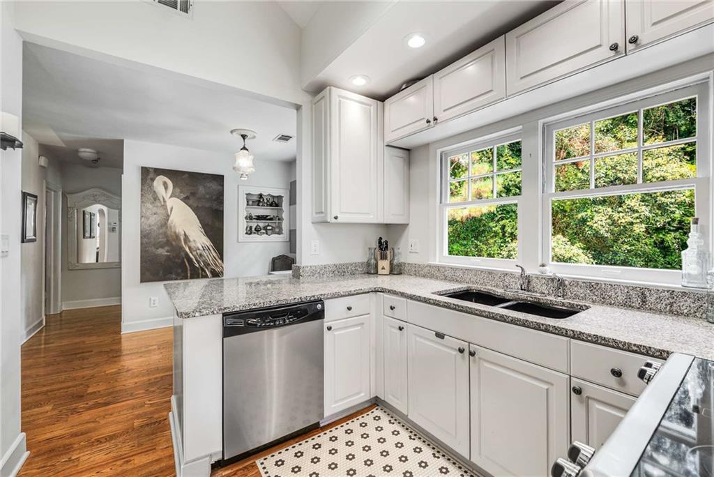 2323 SHENANDOAH Avenue NE