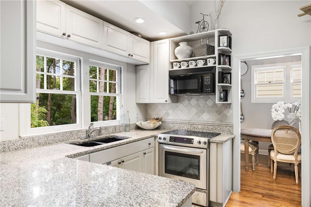 2323 SHENANDOAH Avenue NE