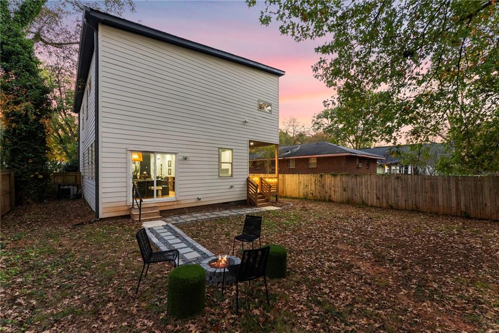 210 LOCUST Street NE