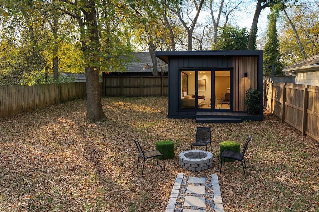 210 LOCUST Street NE