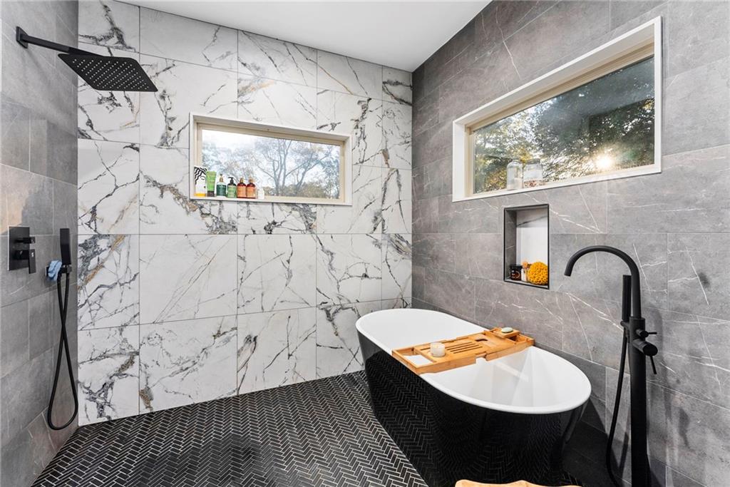 210 LOCUST Street NE