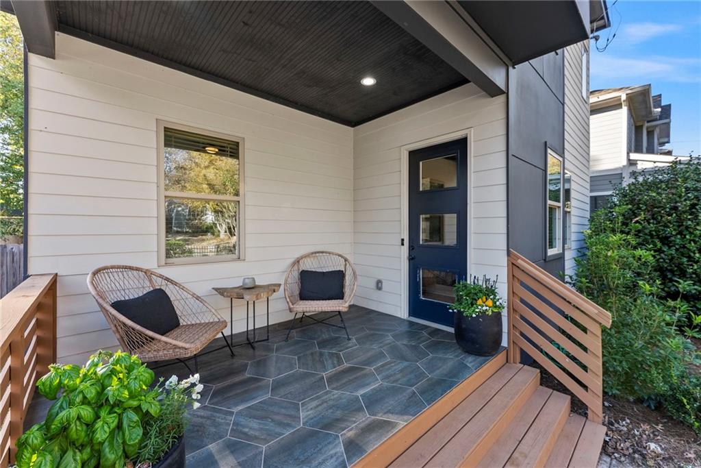 210 LOCUST Street NE