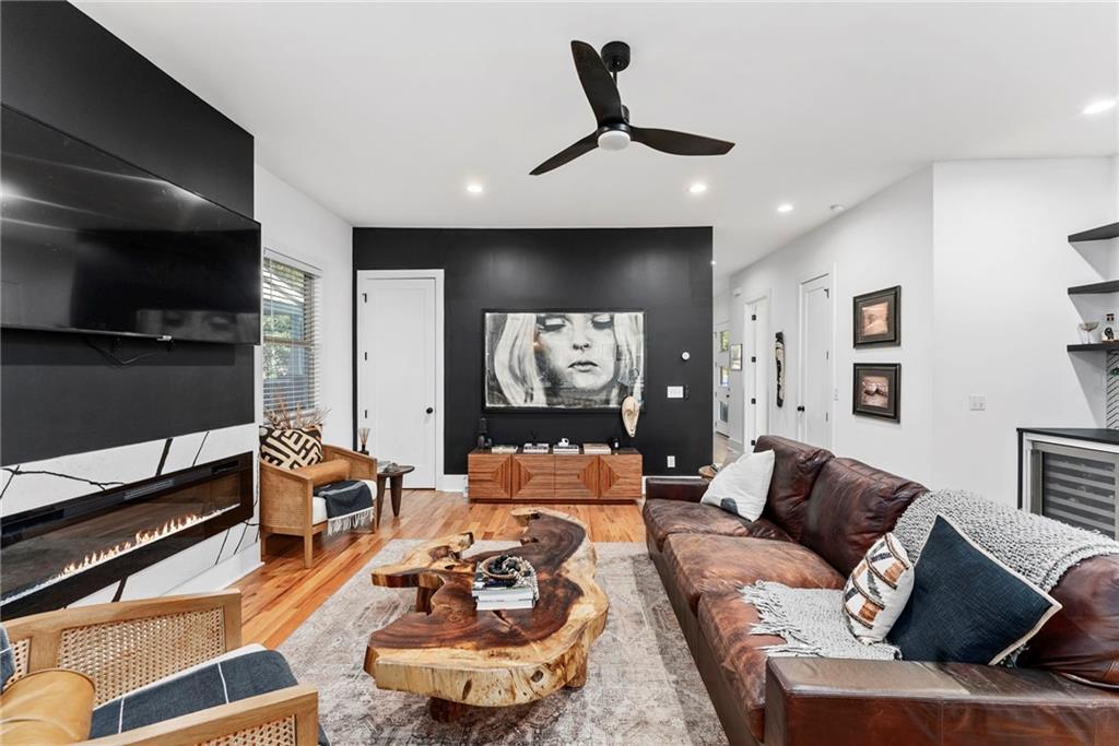 210 LOCUST Street NE