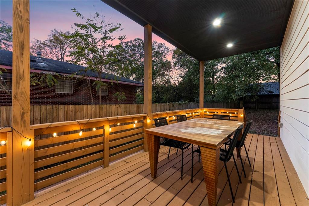 210 LOCUST Street NE