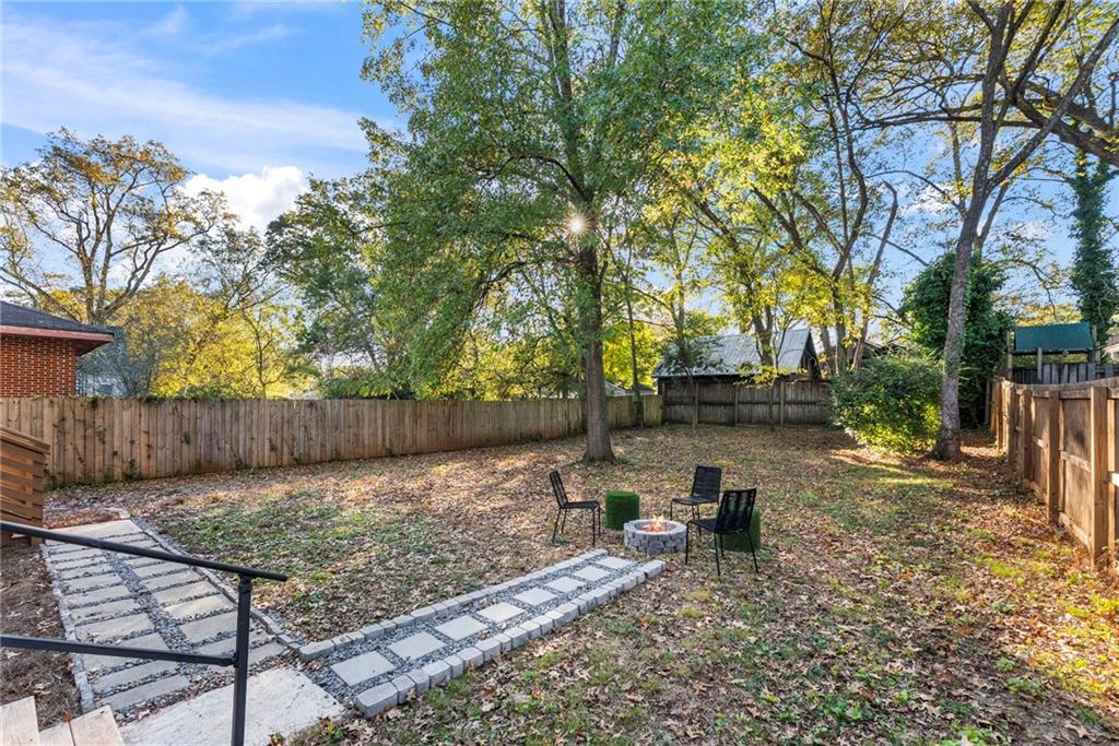 210 LOCUST Street NE