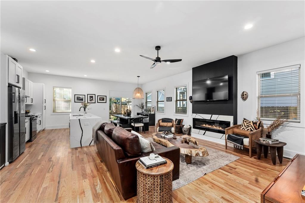 210 LOCUST Street NE