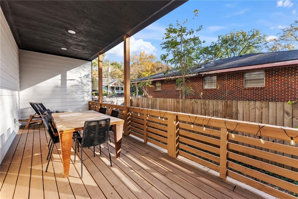 210 LOCUST Street NE