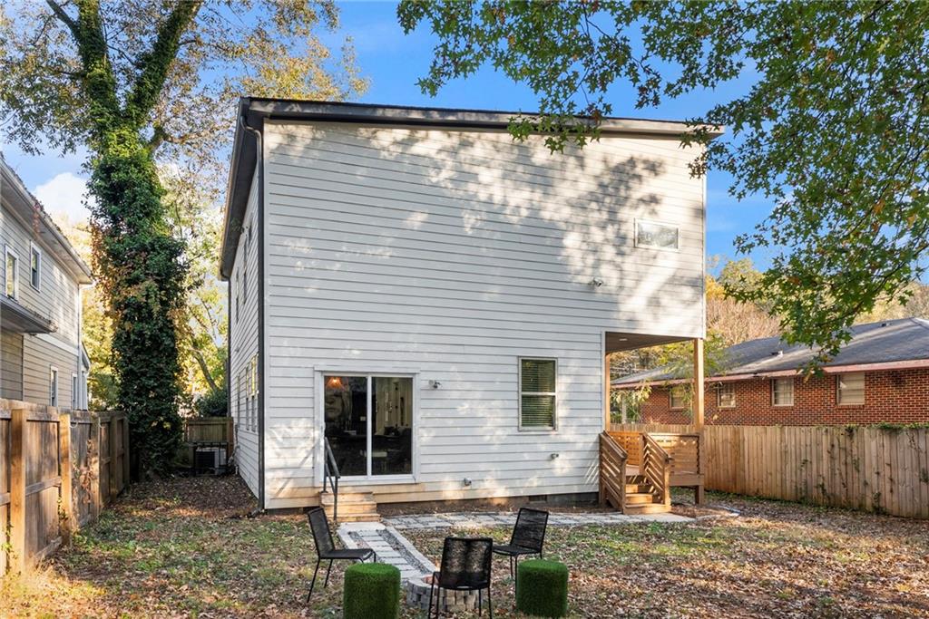 210 LOCUST Street NE