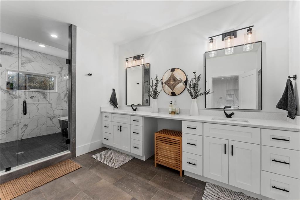 210 LOCUST Street NE