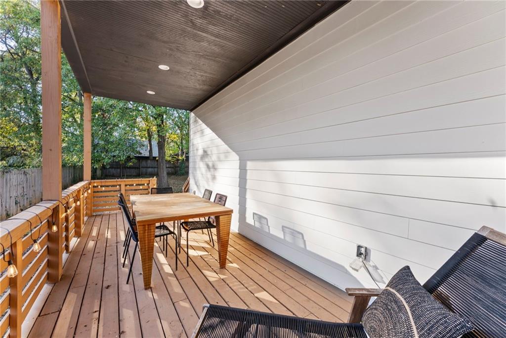 210 LOCUST Street NE