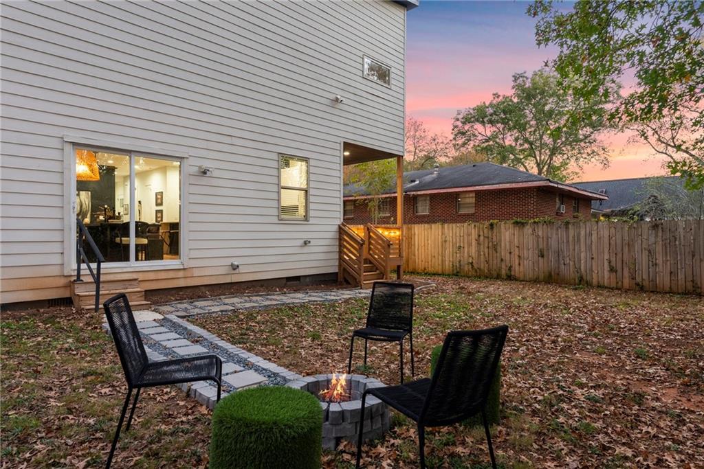 210 LOCUST Street NE