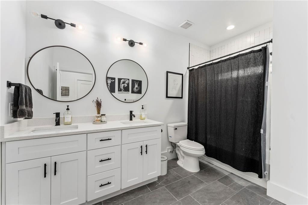 210 LOCUST Street NE