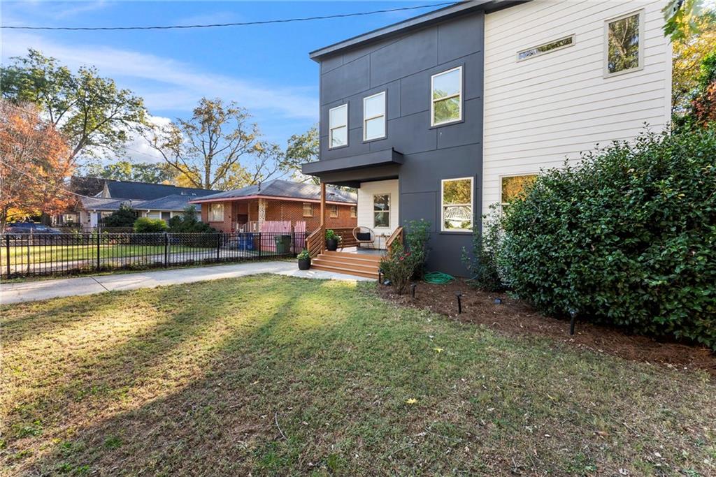 210 LOCUST Street NE