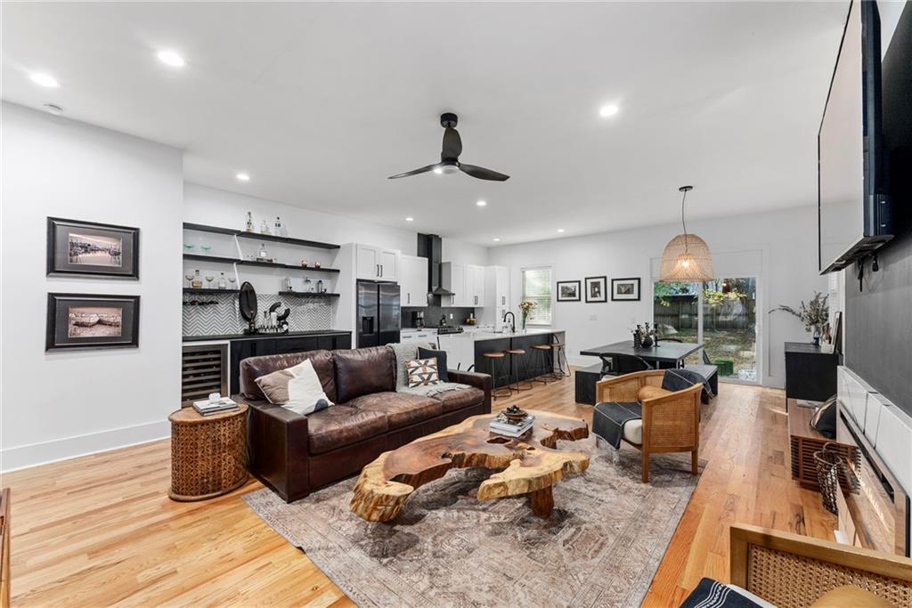 210 LOCUST Street NE