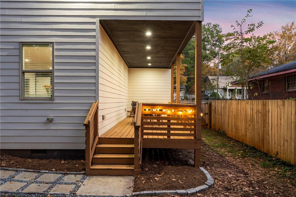 210 LOCUST Street NE