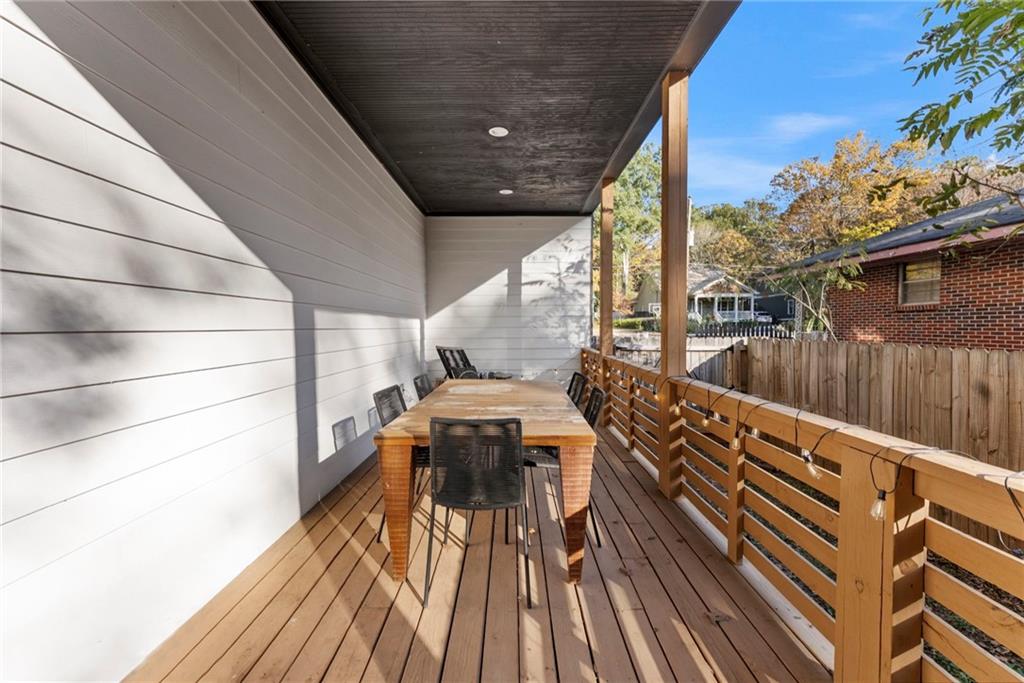 210 LOCUST Street NE