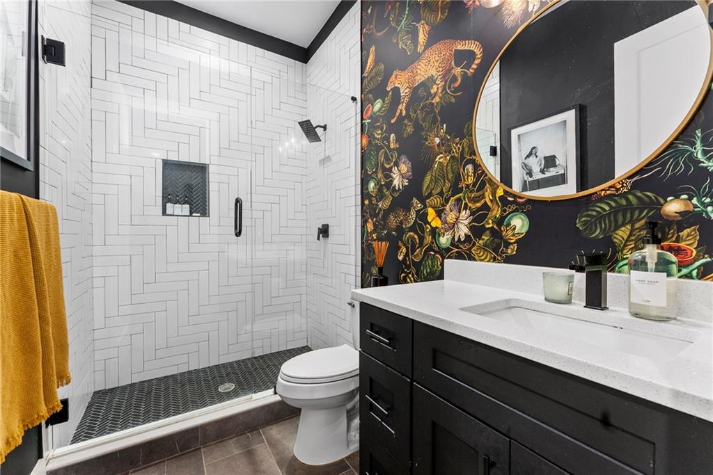 210 LOCUST Street NE