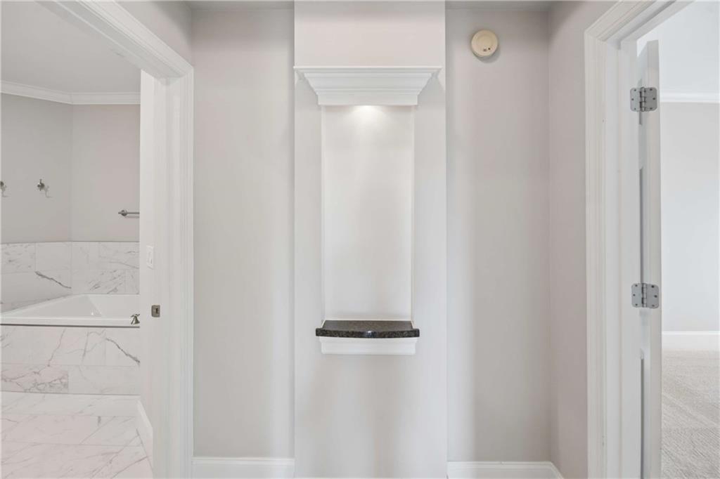 560 Dutch Valley Road NE