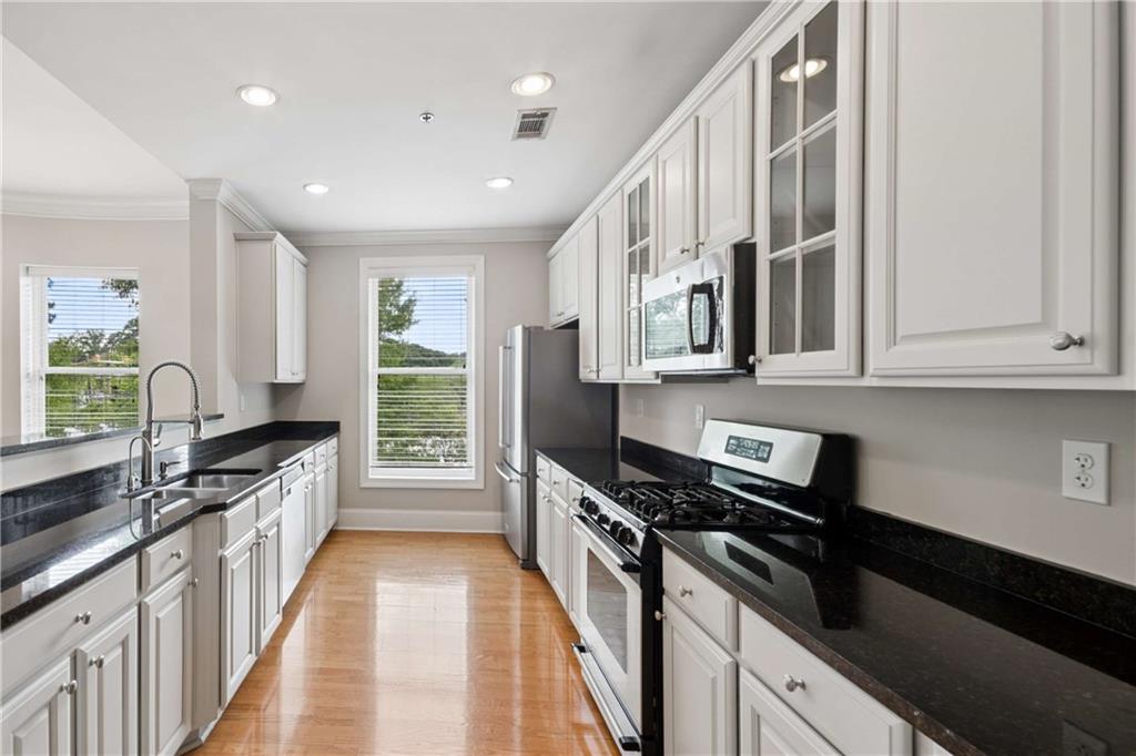 560 Dutch Valley Road NE