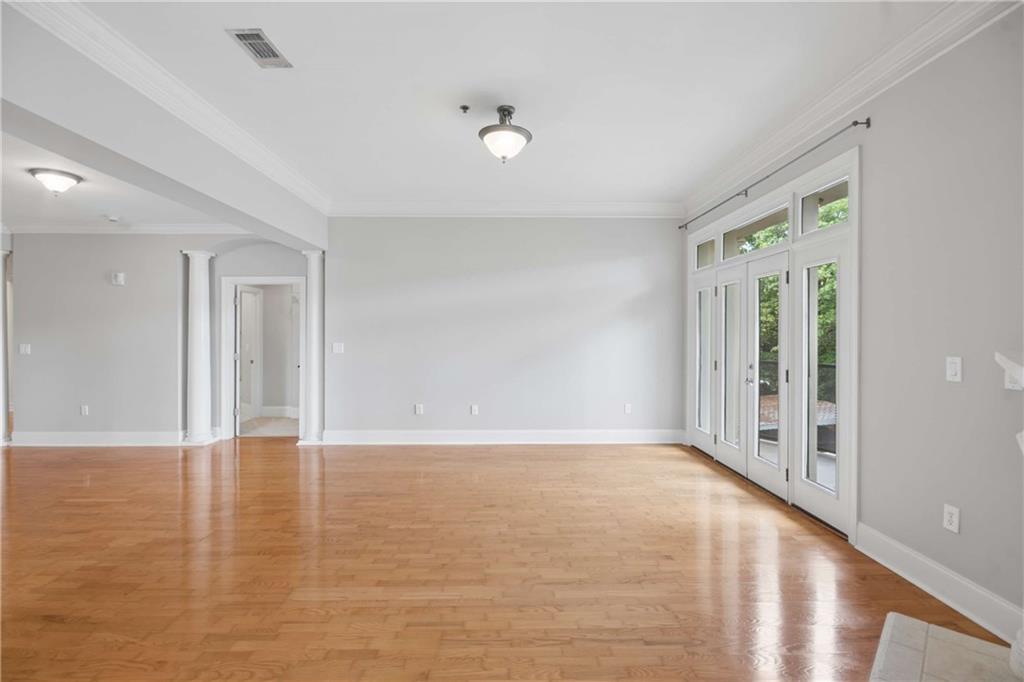 560 Dutch Valley Road NE