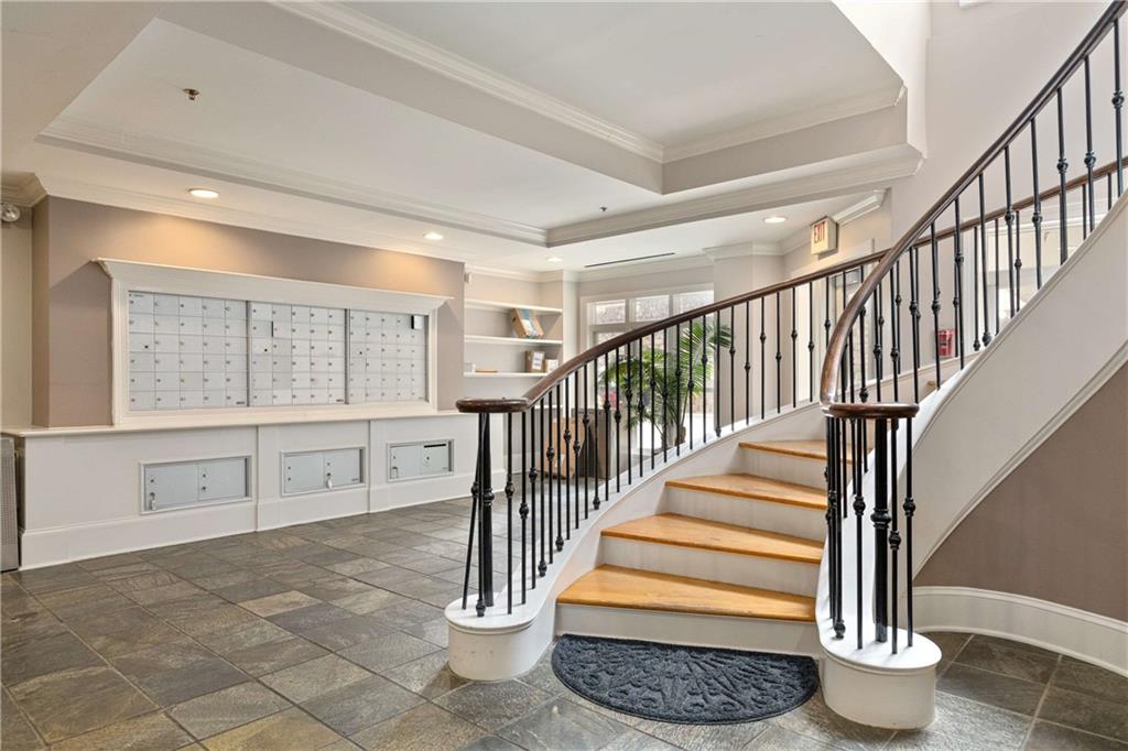 560 Dutch Valley Road NE