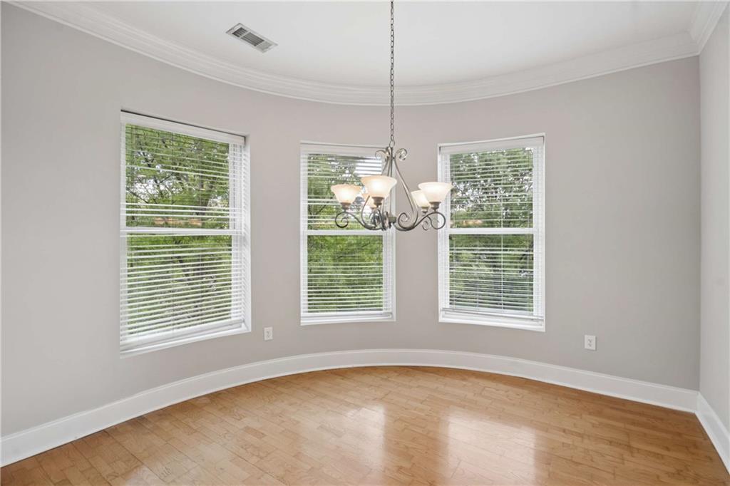 560 Dutch Valley Road NE