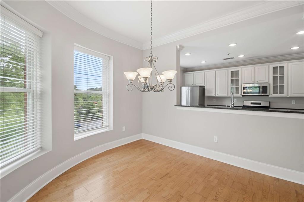 560 Dutch Valley Road NE