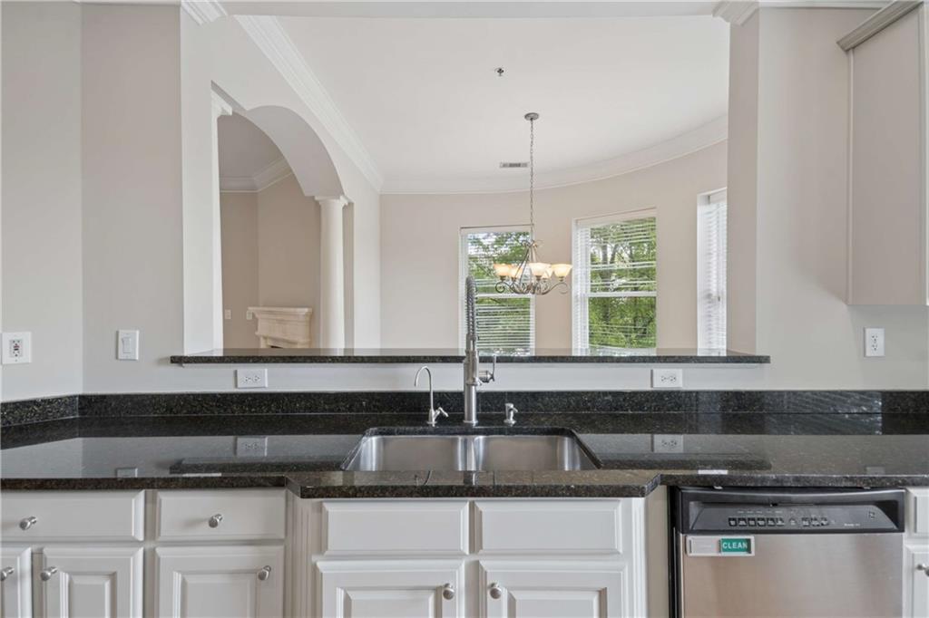 560 Dutch Valley Road NE