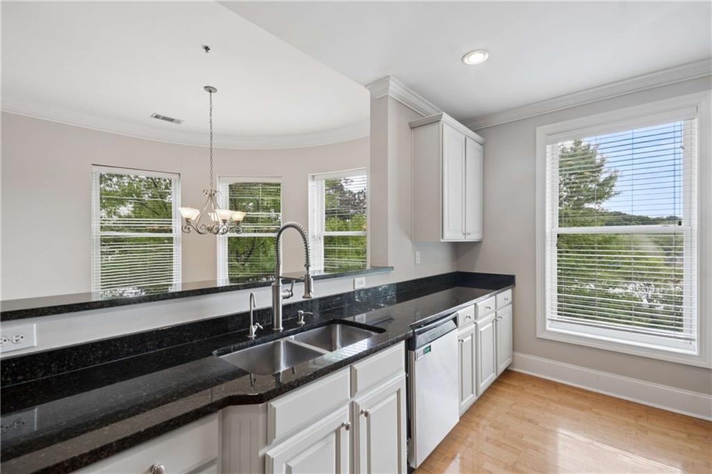 560 Dutch Valley Road NE