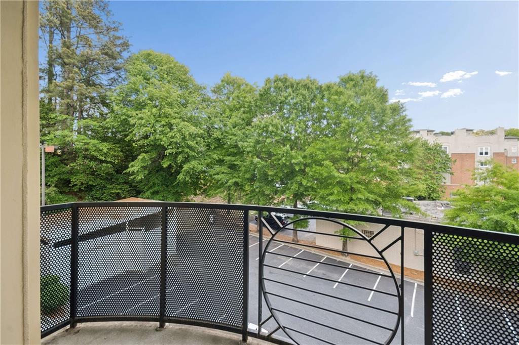 560 Dutch Valley Road NE