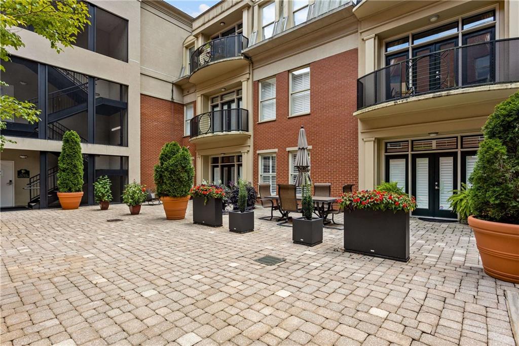 560 Dutch Valley Road NE