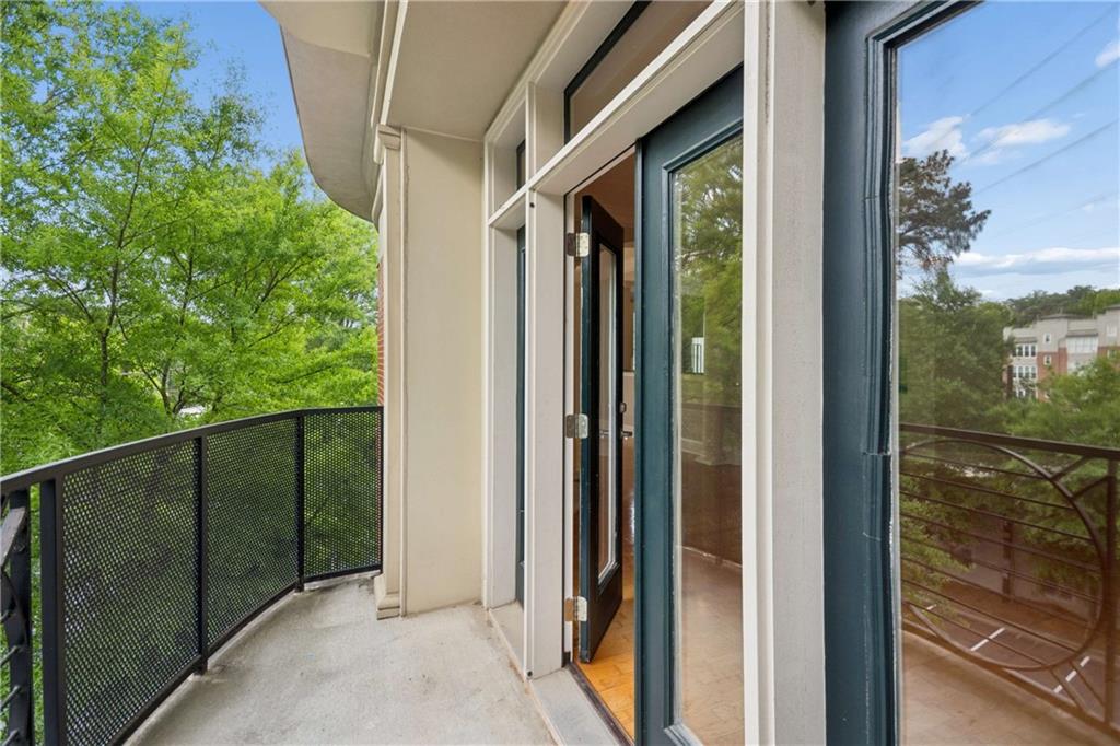 560 Dutch Valley Road NE