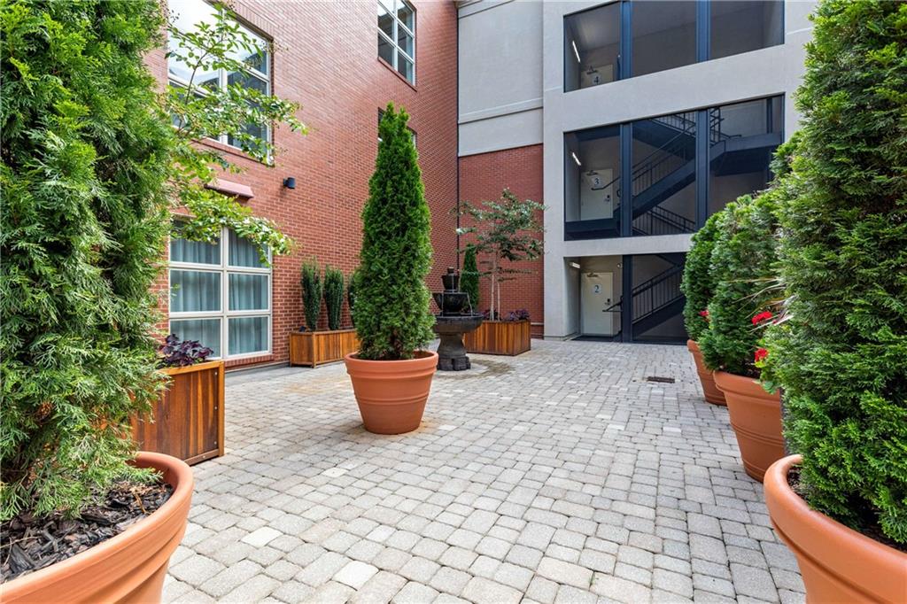 560 Dutch Valley Road NE