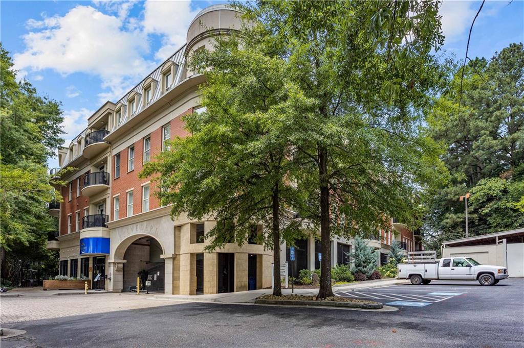 560 Dutch Valley Road NE