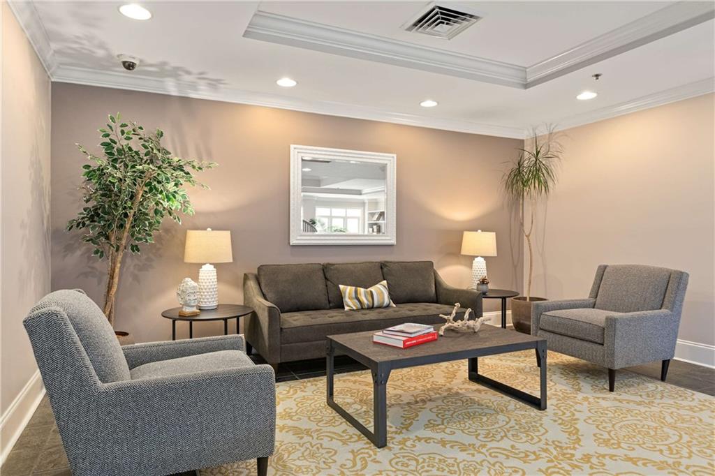 560 Dutch Valley Road NE