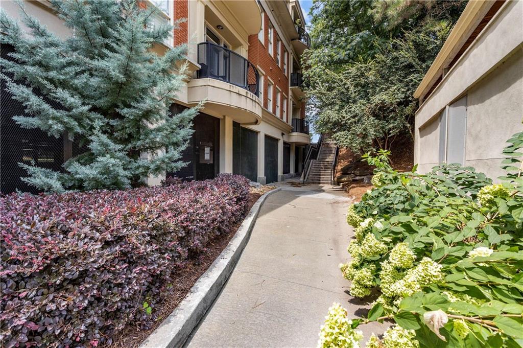 560 Dutch Valley Road NE