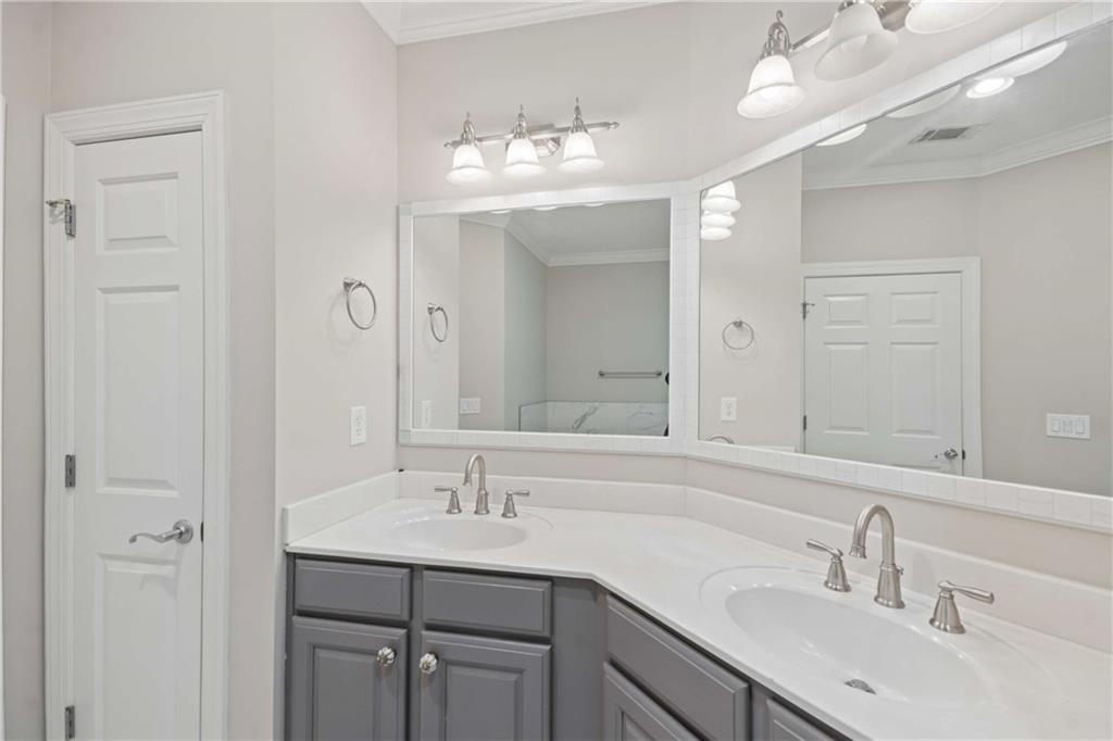 560 Dutch Valley Road NE