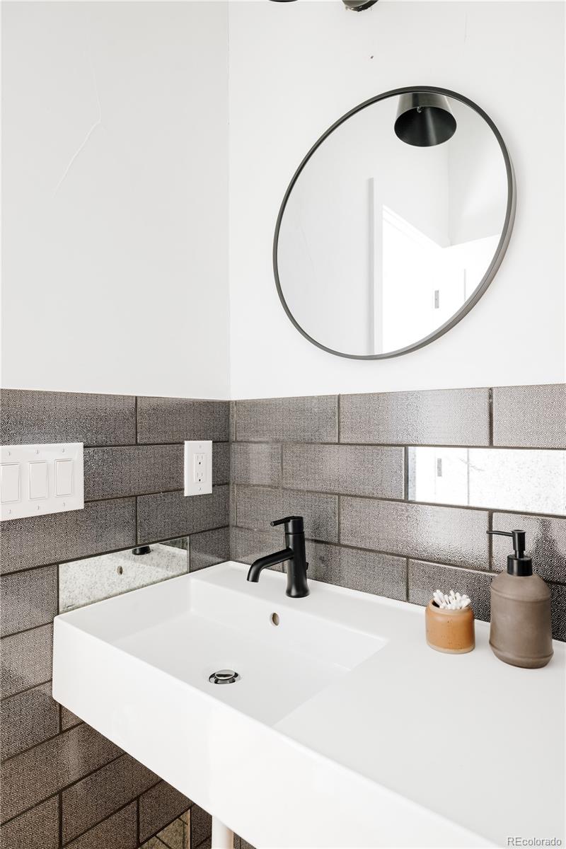 3617 Mariposa Street