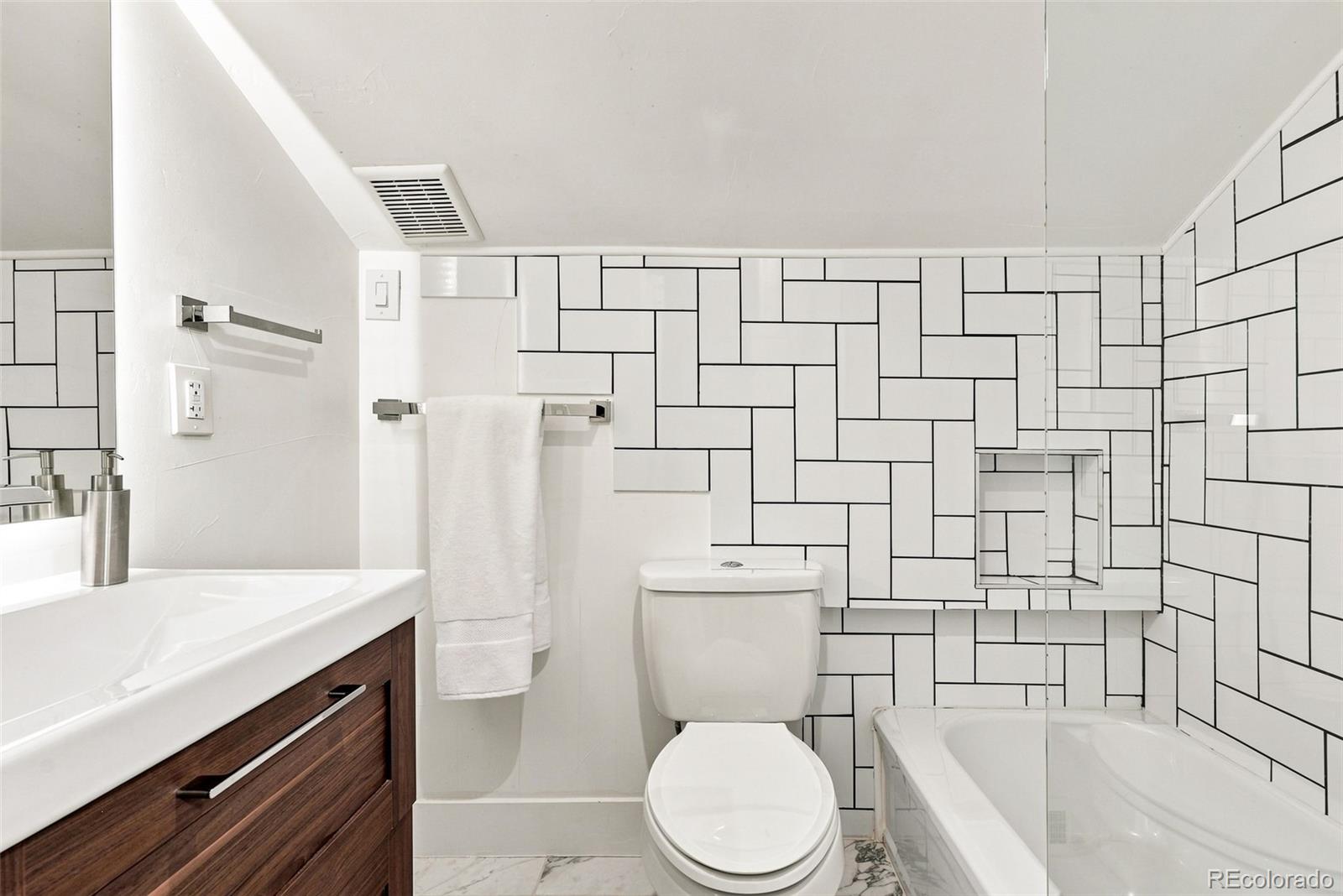 6095 W 49th Place