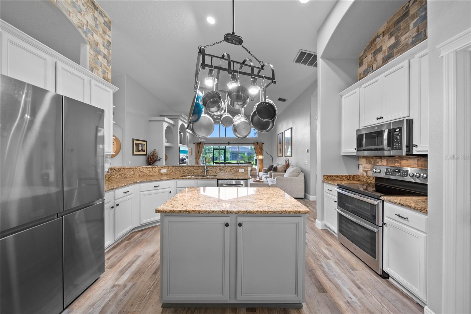 4512 POINTE O WOODS DR