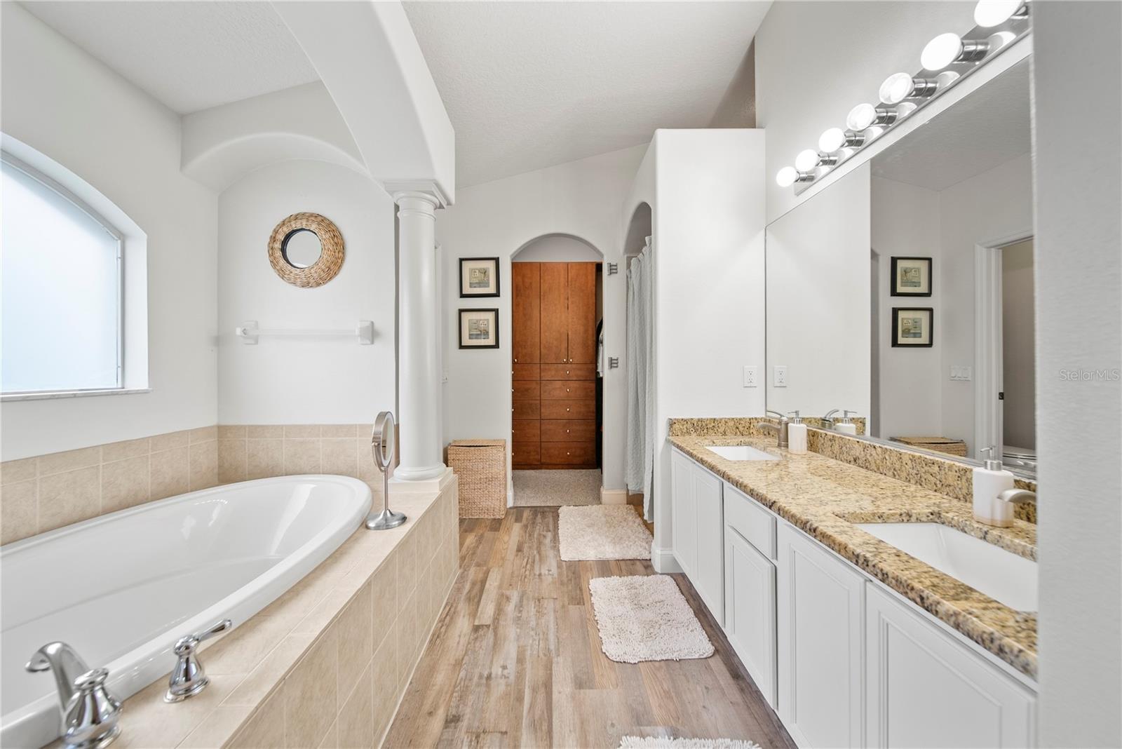 4512 POINTE O WOODS DR