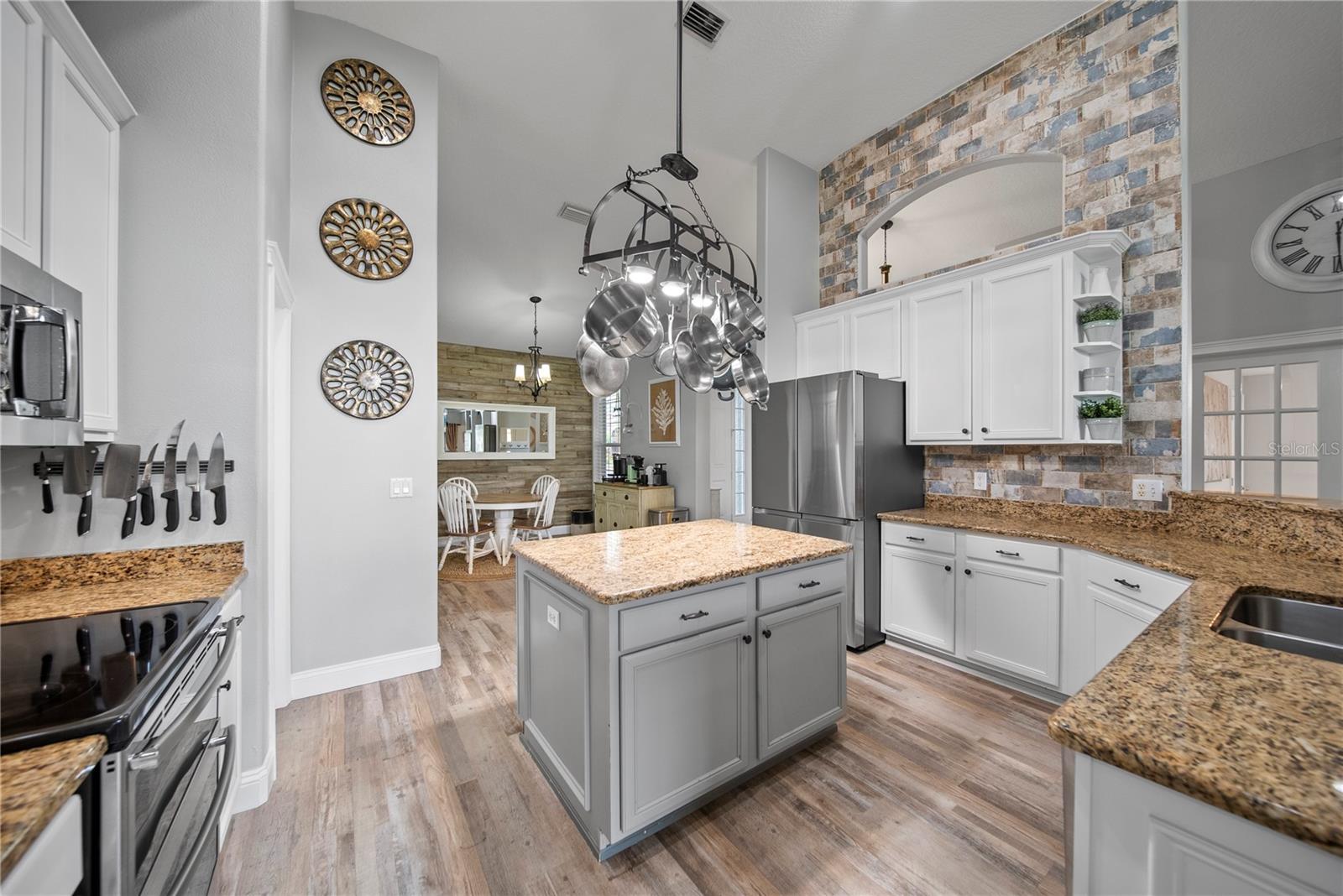 4512 POINTE O WOODS DR