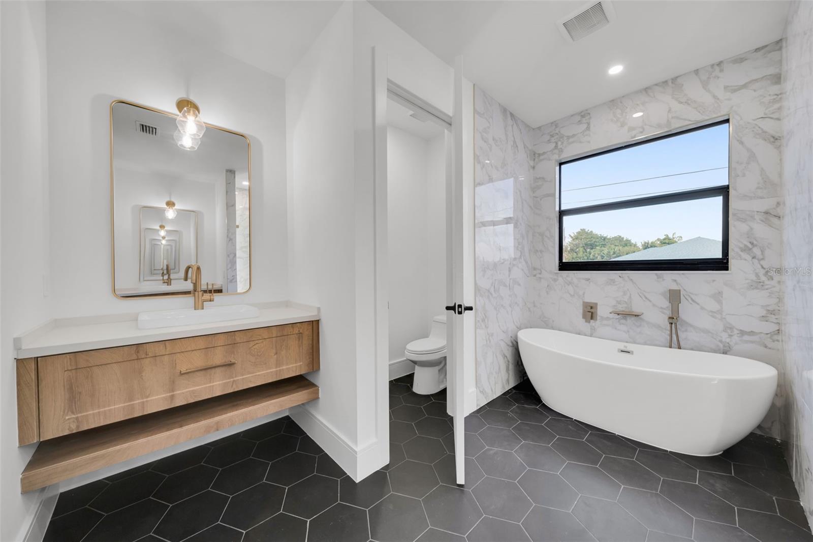 836 SW 36TH TER